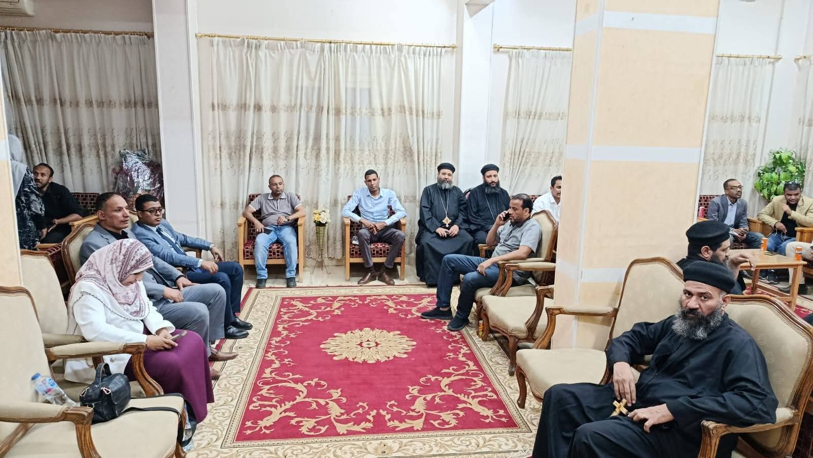 محافظ الأقصر يزور كنيسة مار جرجس بأرمنت الوابورات لتقديم التهنئة بمناسبة عيد القيامة المجيد