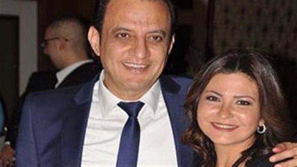 دينا رامز وزوجها طارق علام يأخذان عزاء والدها اليوم