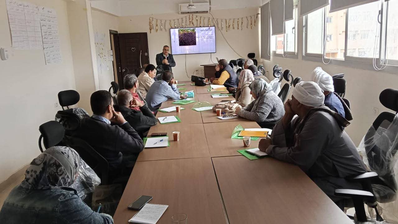 تحت رعاية وزير الزراعة "اتحاد المصدرين" يطلق البرنامج التدريبي الأول للممارسات الزراعية الجيدة لبساتين النخيل في 7 محافظات