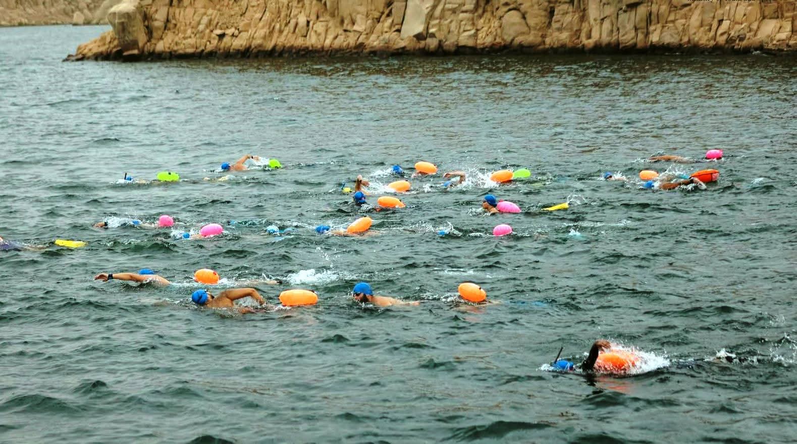 محافظ أسوان يتابع ختام بطولة " أكوامان " للسباحة أمام معبد فيله بمشاركة 1000 سباح وسباحة 