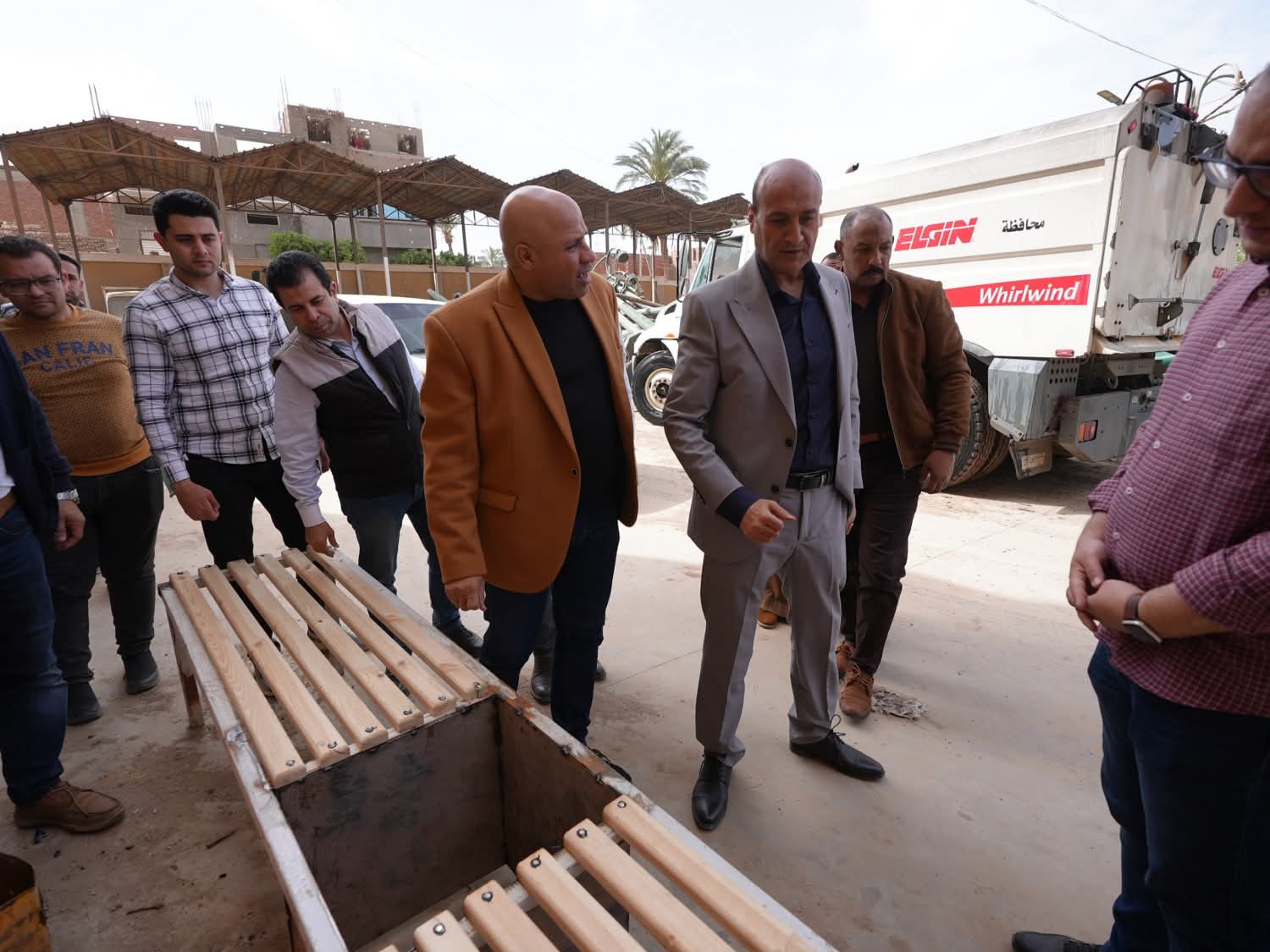 محافظ أسيوط يتفقد تنفيذ مقاعد خشبية ويتابع إعادة تأهيل أعمدة للإنارة بحي غرب تمهيدًا لتجميل كورنيش الجامعة وعمر مكرم