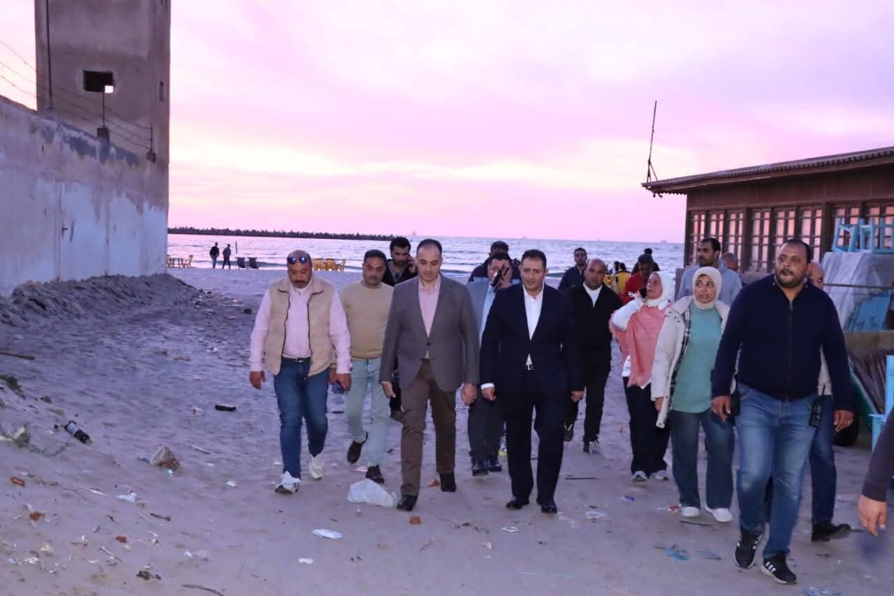 محافظ دمياط يتفقد شواطئ رأس البر و يؤكد على التنبيه بعدم نزول البحر للحفاظ على سلامة المواطنين 