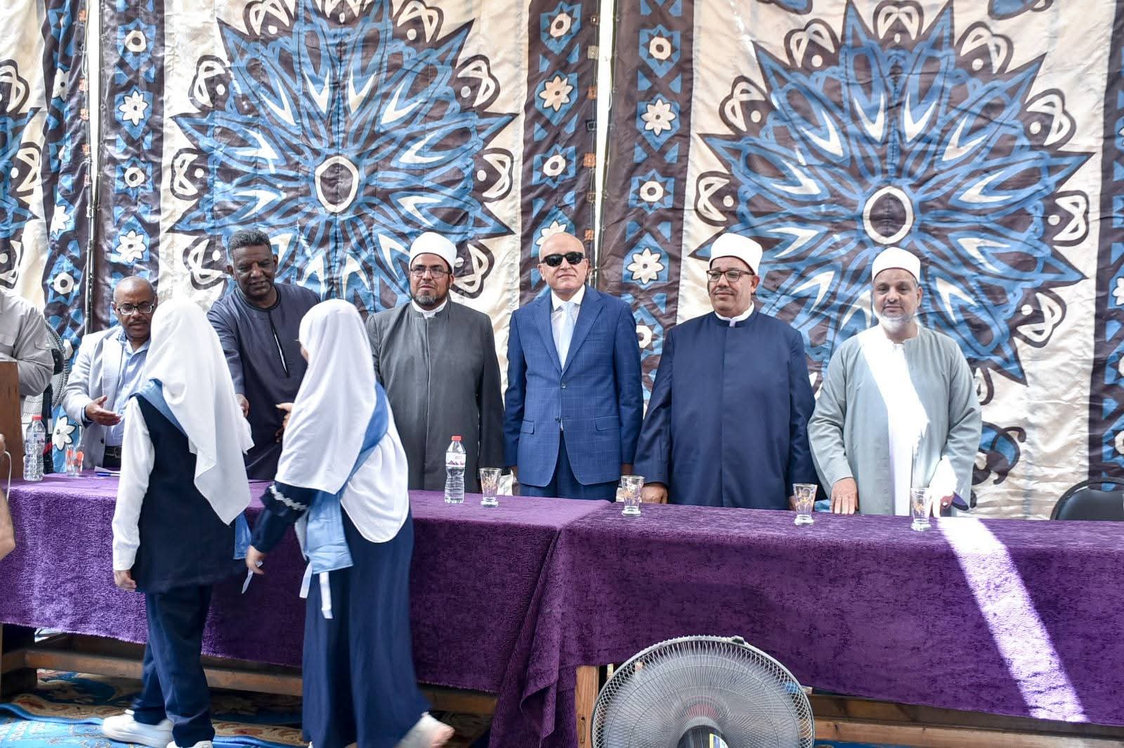 محافظ الأقصر يشهد تكريم 60 من حفظة القرآن الكريم بمعهد البياضية الأزهري