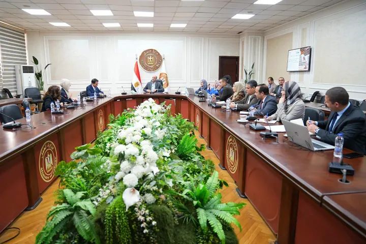 لدعم برامج التدريب المهني وتأهيل الشباب لسوق العمل في الداخل والخارج..وزير العمل يلتقي وفد مبادرة "الاستثمار من أجل التوظيف