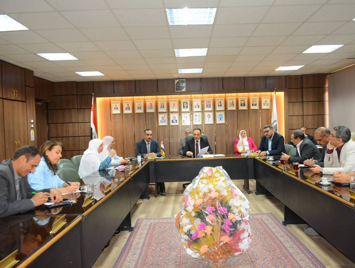 مجلس الدراسات العليا بجامعة أسيوط يوافق على زيادة مكافآت الإشراف والتحكيم ويقر إجراءات لتعزيز البحث العلمي والتحول الرقمي