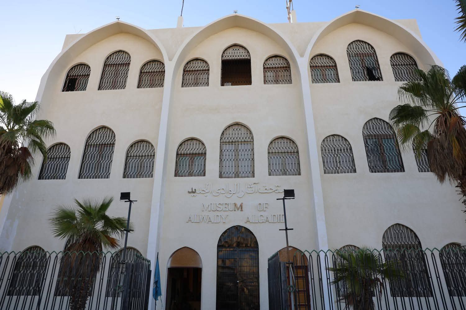 تمهيدا للافتتاح.. محافظ الوادى الجديد تتابع اعمال تطوير متحف آثار الوادى الجديد 