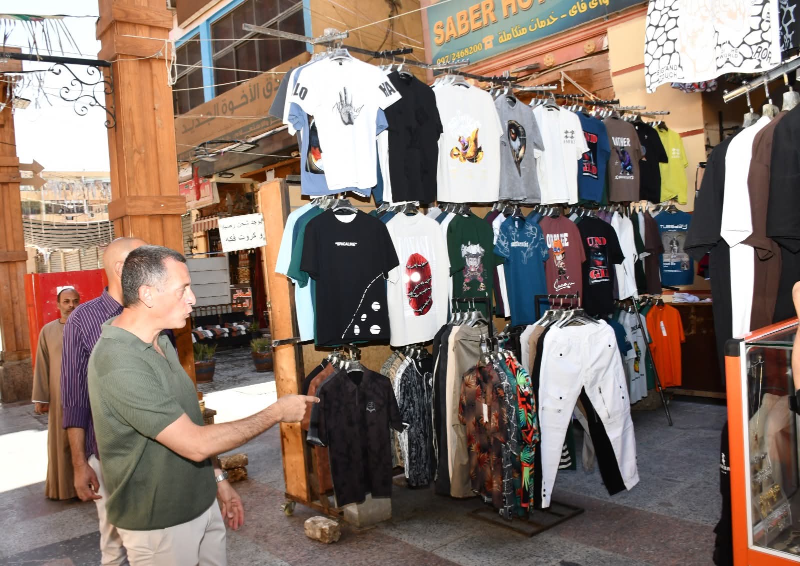 أثناء جولته بالأسواق والشوارع والميادين محافظ أسوان : التشديد لإلزام أصحاب المحال بخطوط التنظيم ، ووضع سلات القمامة للحفاظ على النظافة العامة 