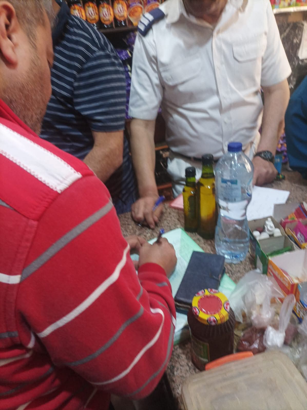 محافظ الغربية :حملات تموينية مكثفة تضبط 962 عبوة غذائية منتهية و311 علبة سجائر مهربة وطن مخللات ببسيون وتحرير 23 محضر عدم إعلان أسعار