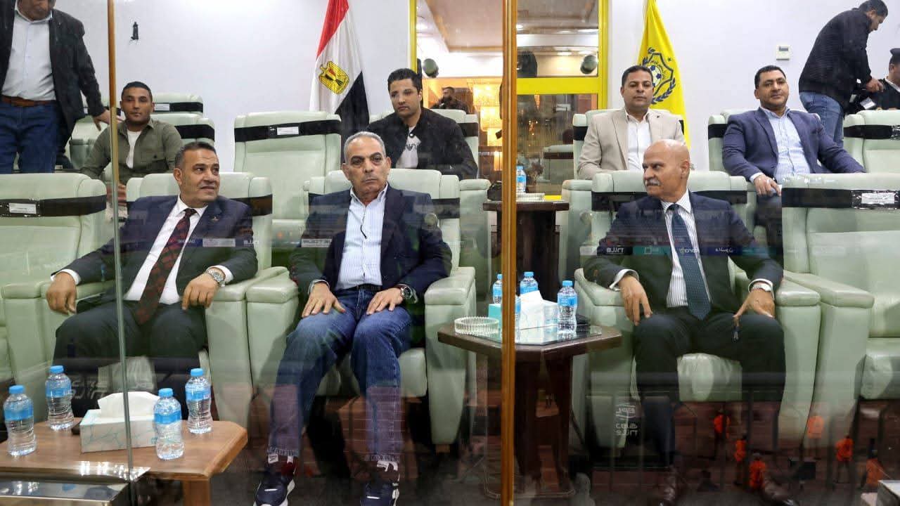 محافظ الإسماعيلية يشهد مباراة الإسماعيلي وطلائع الجيش لدعم الفريق