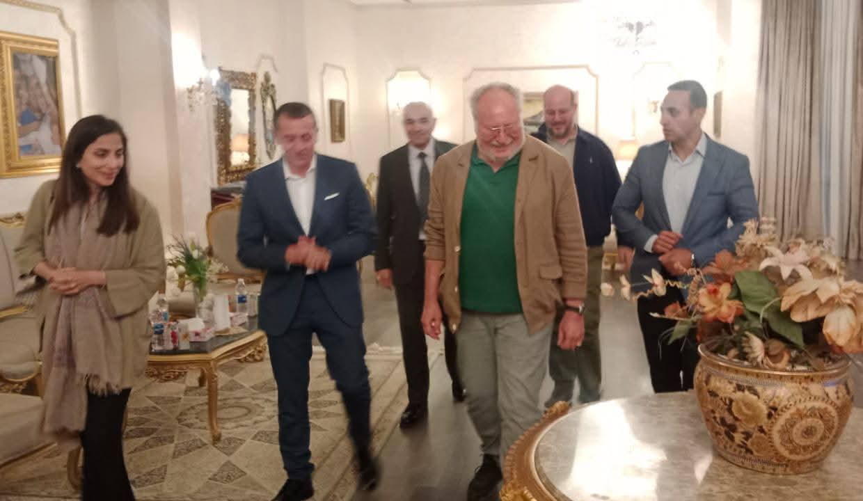 المهندس عمرو لاشين يستقبل الملك أحمد فؤاد الثانى ومرافقوه بمطار أسوان الدولى فى زيارتهم لزهرة الجنوب 