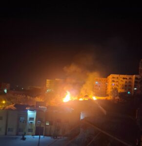 عاجل الآن الصور الأولى لحريق خلف مركز تدريب حي المحمودية وعمارات المهندسين بأسوان