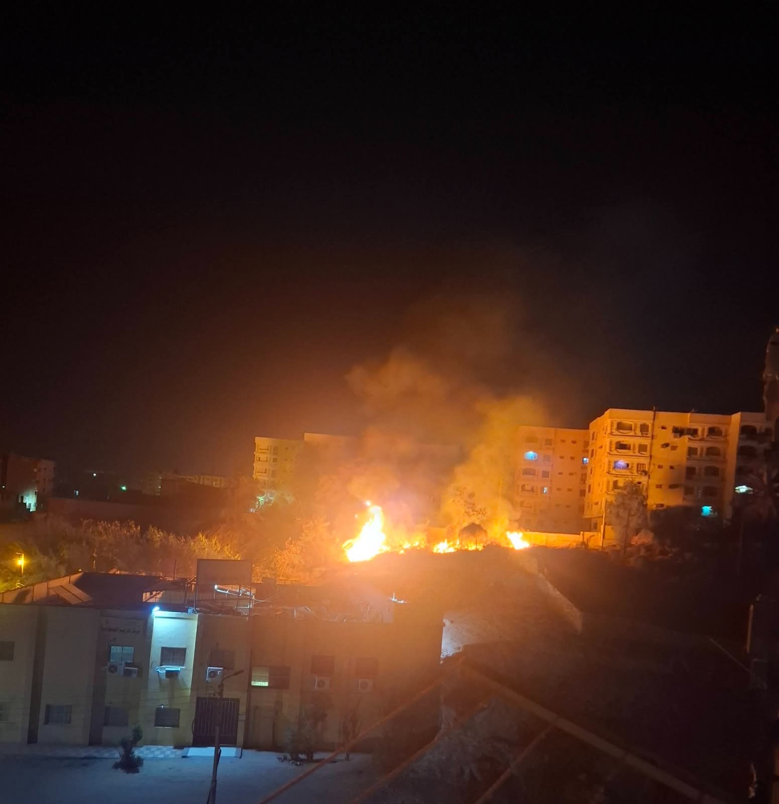 عاجل الآن الصور الأولى لحريق خلف مركز تدريب حي المحمودية وعمارات المهندسين بأسوان