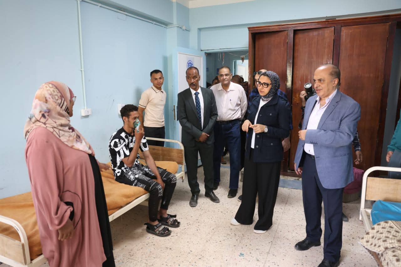 في جولةٍ تفقدية بمركز باريس  محافظ الوادي الجديد تتابع مستوى الخدمات الصحية بمستشفى باريس 