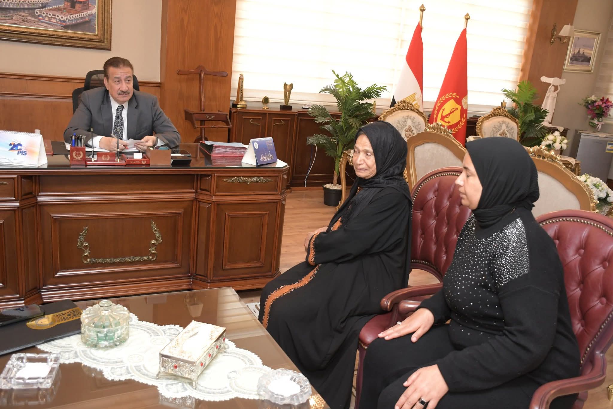 استجابة إنسانية عاجلة من محافظ بورسعيد لدعم سيدة مسنة حملت ابنها 45 عامًا من ذوي الهمم