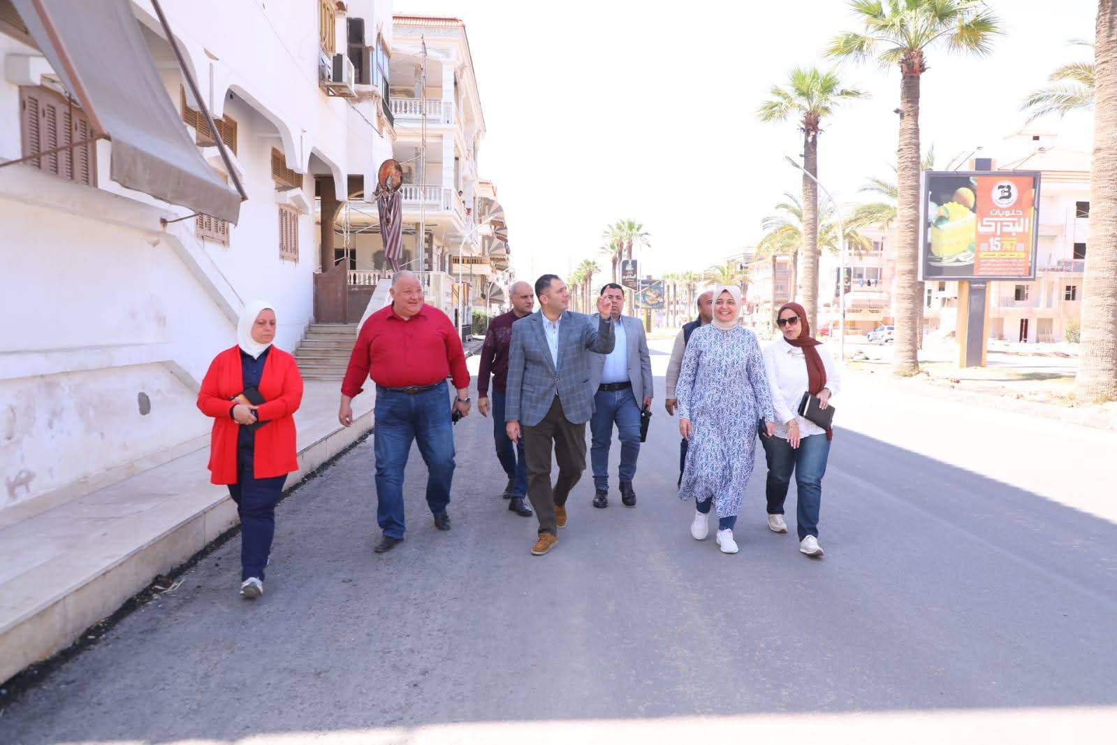 محافظ دمياط يستكمل جولته بمدينة رأس البر بمتابعة أعمال رصف شارع بورسعيد وتطوير منطقة اللسان والفنار