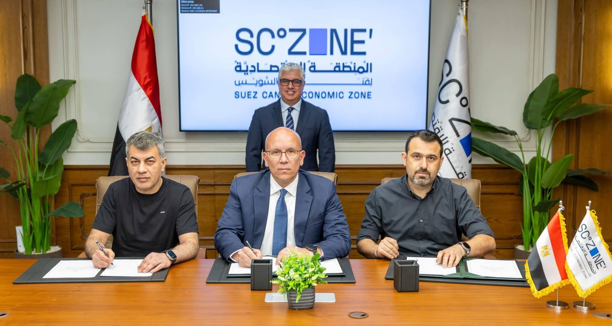 باستثمارات 16.5 مليون دولار..  رئيس اقتصادية قناة السويس يشهد توقيع عقد مشروع شركة "إيلا تكستايل" التركية للملابس الجاهزة بمنطقة القنطرة غرب الصناعية