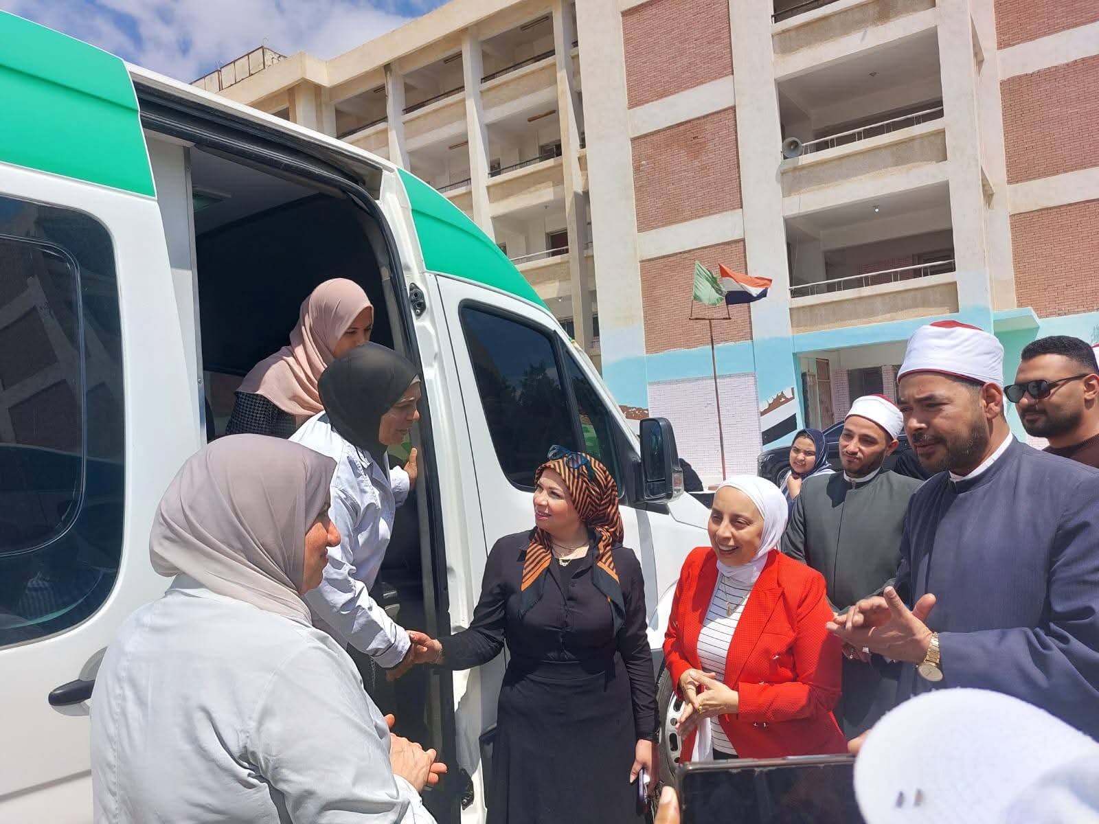 الكشف على ١١٤٨ مواطنًا من خلال ٦ عيادات تخصصية القافلة الطبية بالكيلو ٧ بالقنطرة غرب