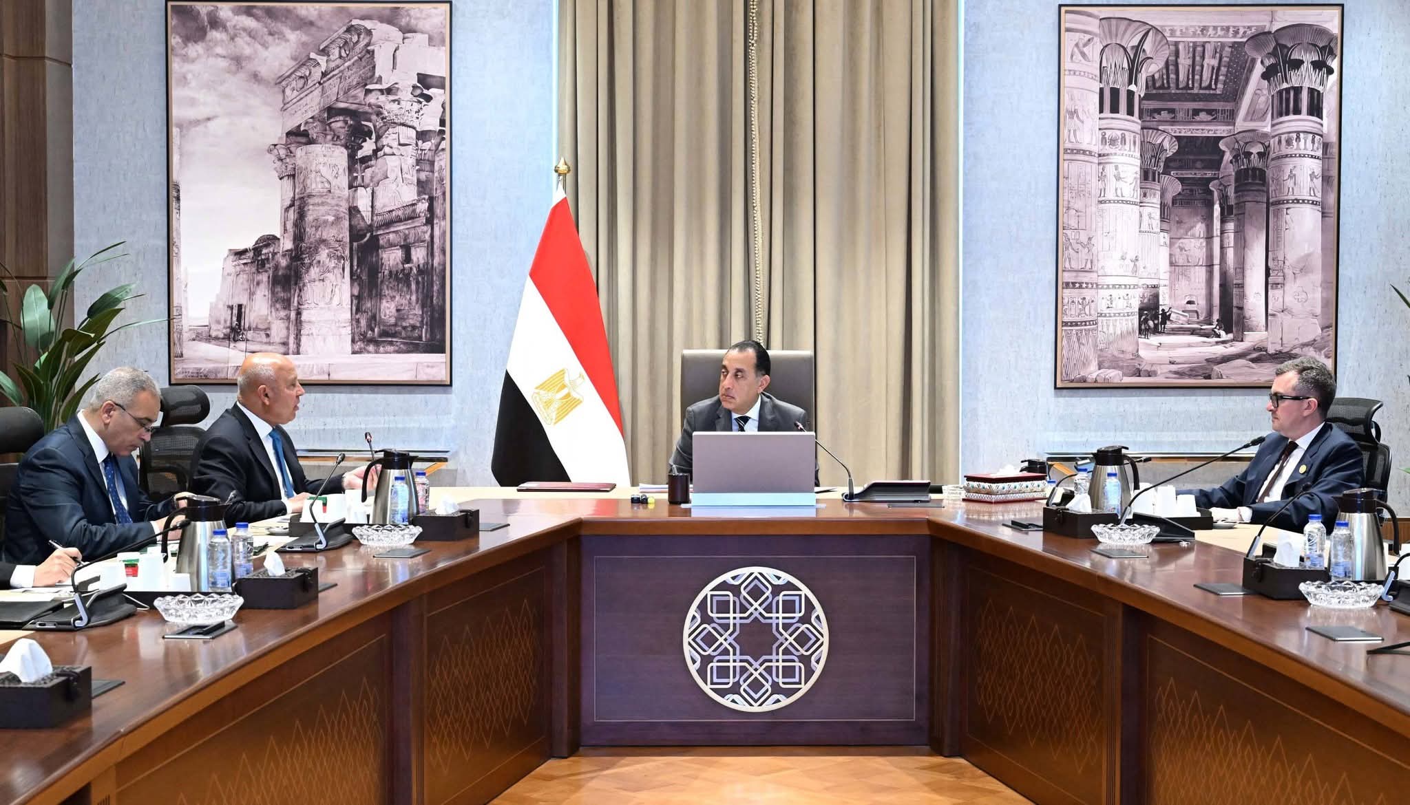 رئيس الوزراء يتابع الموقف التنفيذي لعدد من مشروعات قطاع الطرق