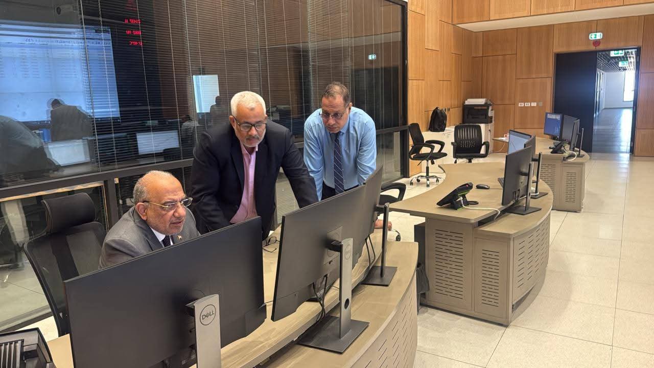 وزير الكهرباء والطاقة المتجددة يقضي أول أيام العيد مع العاملين في المركز القومي للتحكم في الطاقة، 