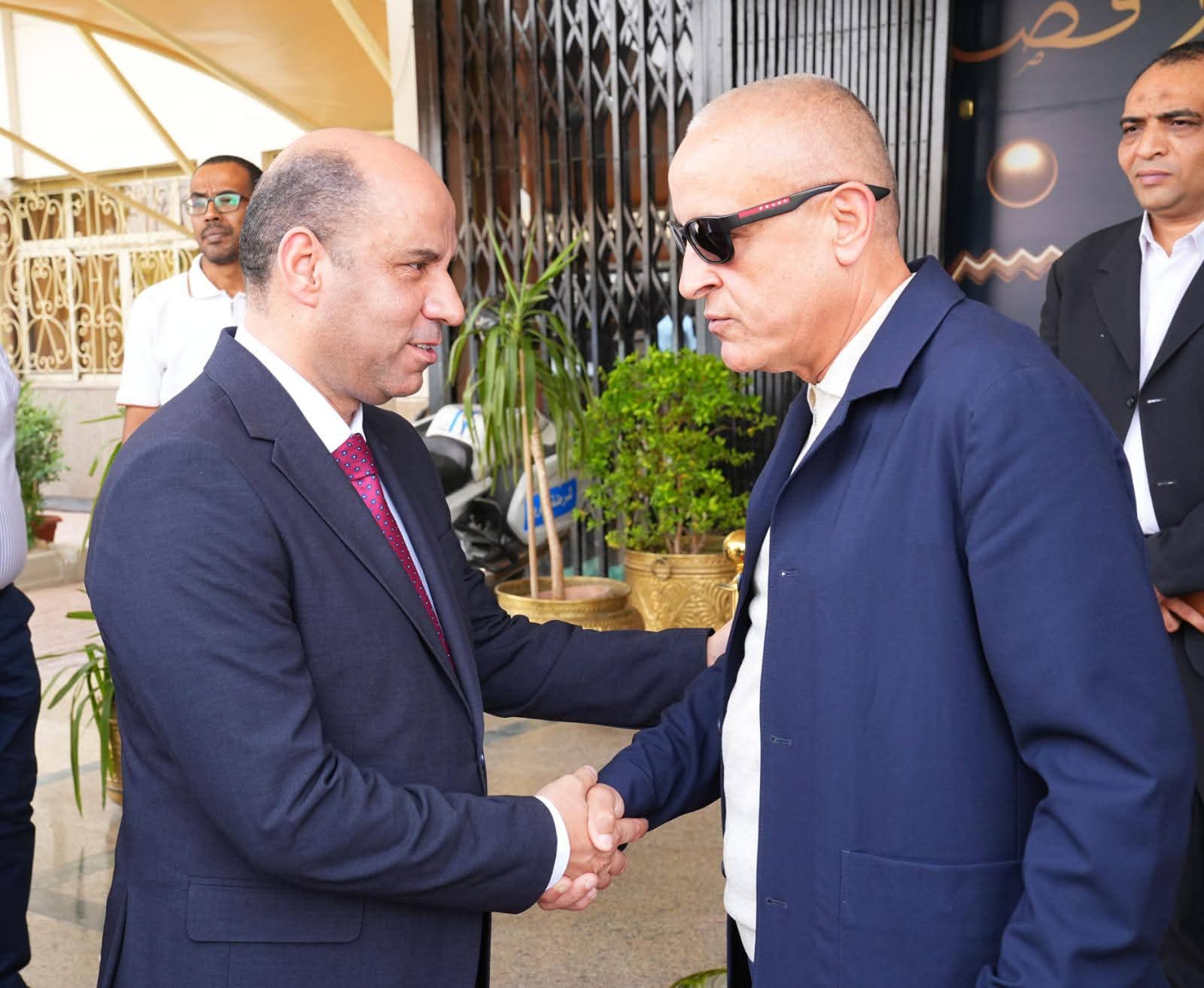 وزير العمل ومحافظ الأقصر يبحثان تعزيز التعاون في التدريب والتشغيل وتسليم عقود عمل للشباب وذوي همم