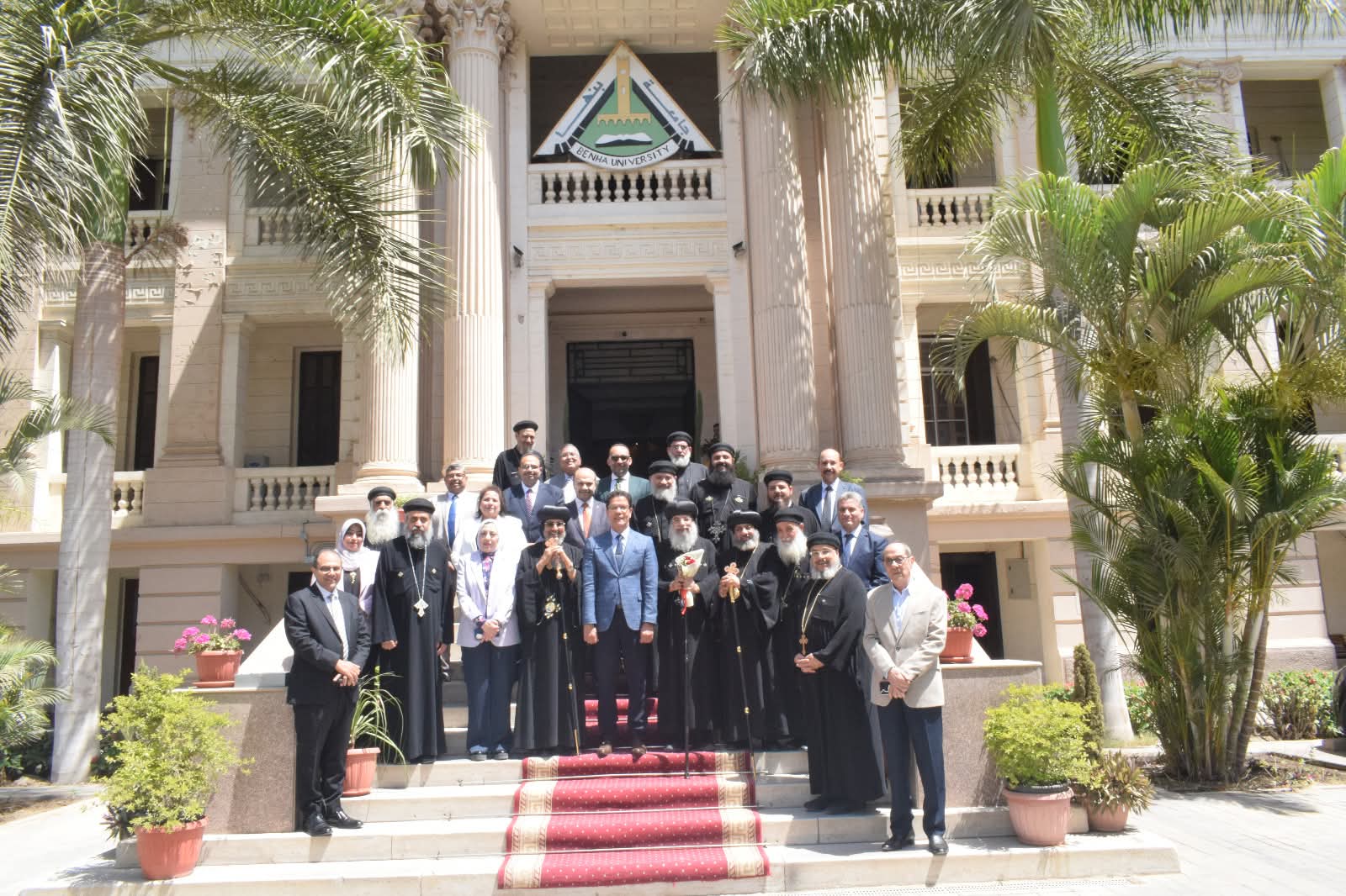 رئيس جامعة بنها يستقبل وفود من الكنائس للتهنئة بعيد الأضحي المبارك