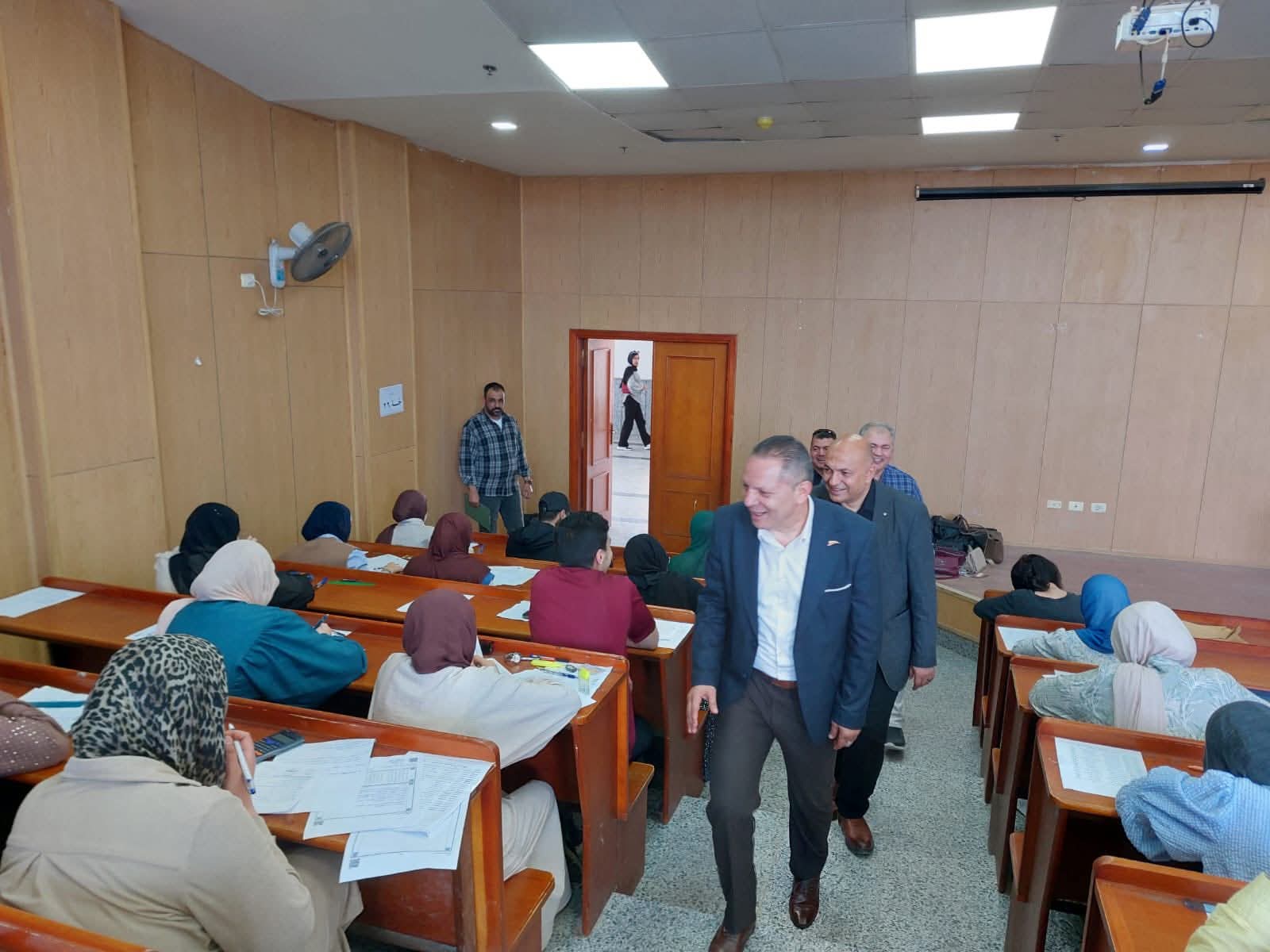 رئيس جامعة  دمياط يتفقد امتحانات الفصل الدراسي الثاني بكلية التجارة