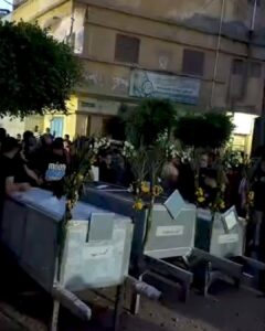 اتشحت بالسواد..أهالى قرية محلة إنجاق بشربين بالدقهلية أثناء تشييع جثمان الشهداء الثلاثة اثر حادث اليم علي طريق جمصه والذي اودي بحياتهم وإصابة آخر