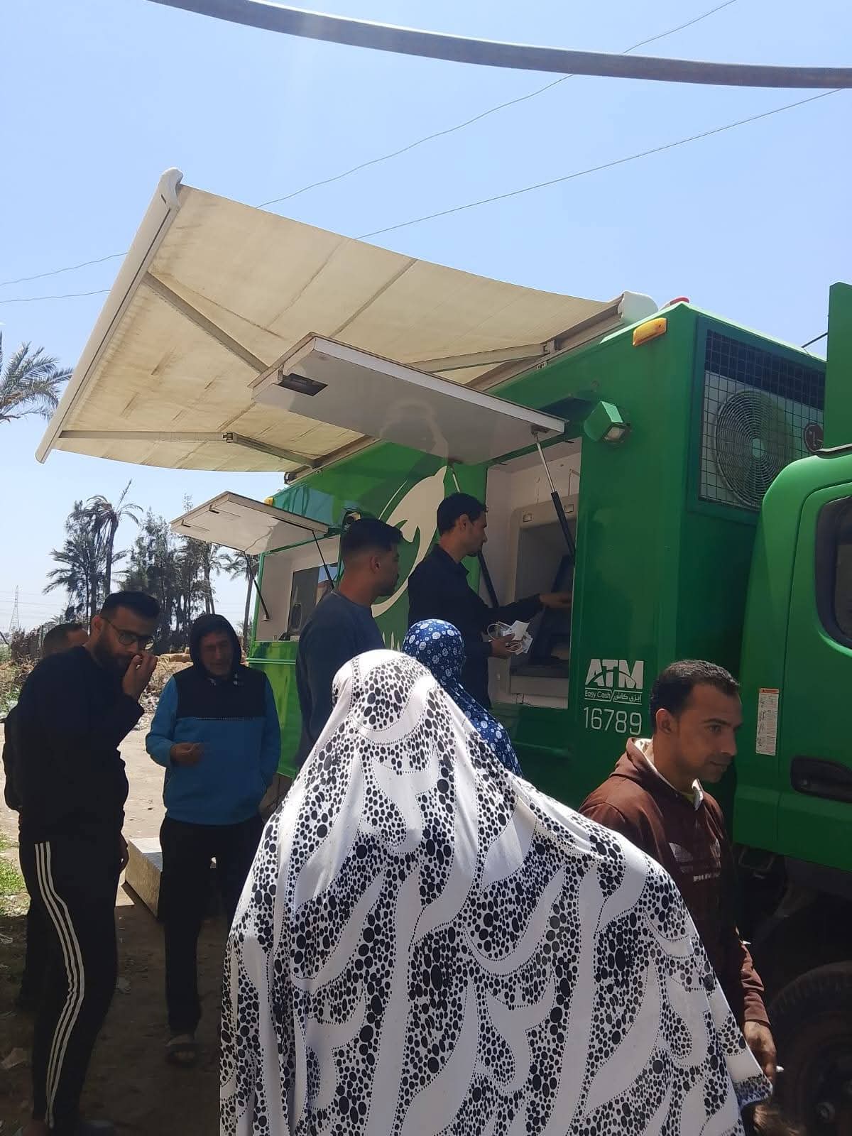 محافظ دمياط يوجه بالدفع بسيارة خدمات بريدية وتشغيلها بقريتي ام الرضا وأم الرضا القديمة وتوابعهما لصرف المعاشات
