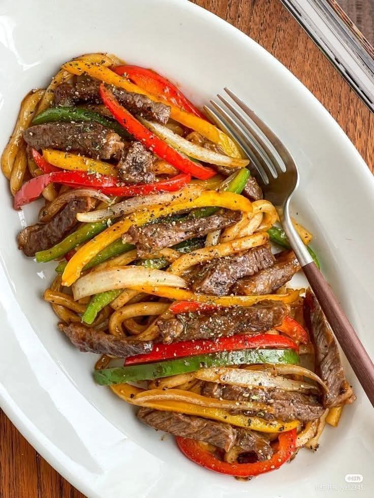 مطبخ الكنانة "نودلز باللحم والخضار" (Beef Stir-Fry Noodles)