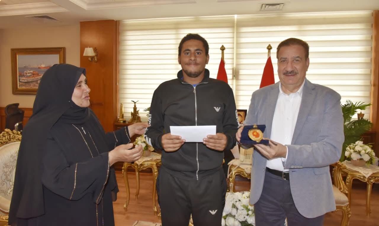 في لفتة إنسانية لدعم أسر الشهداء والأبطال الرياضيين محافظ بورسعيد يكرم أسرة الشهيد "محمود أبو جمرة"