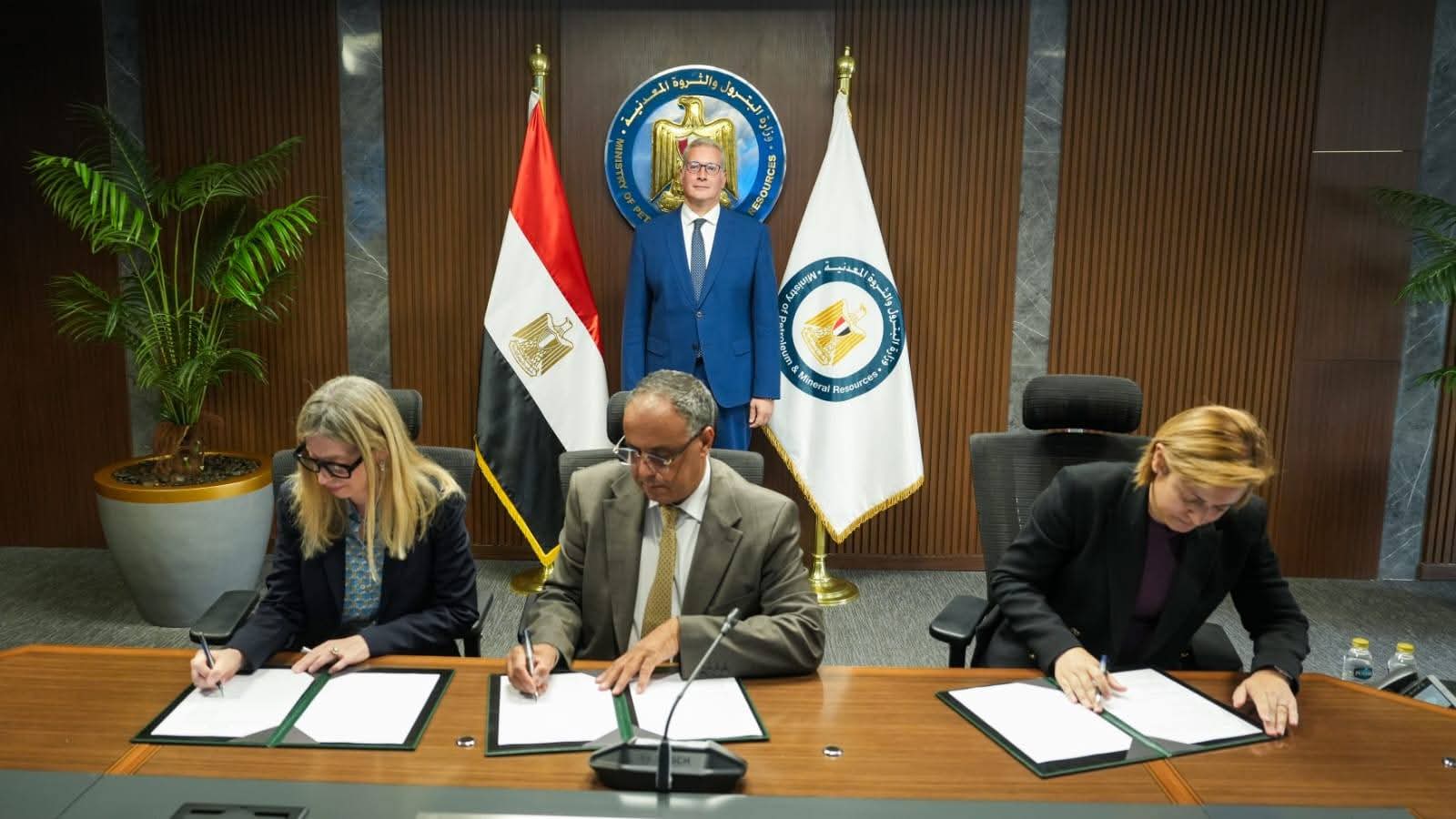 وزير البترول والثروة المعدنية يشهد توقيع اتفاقية جديدة للتوسع في البحث والإنتاج بمنطقة بدرالدين بالصحراء الغربية