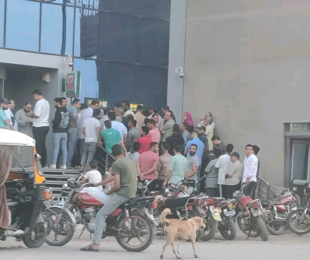 فوضي الرواتب تجتاح الصراف الالي مابين نقود تالفه وعدم وجود نقود فماهي الأسباب