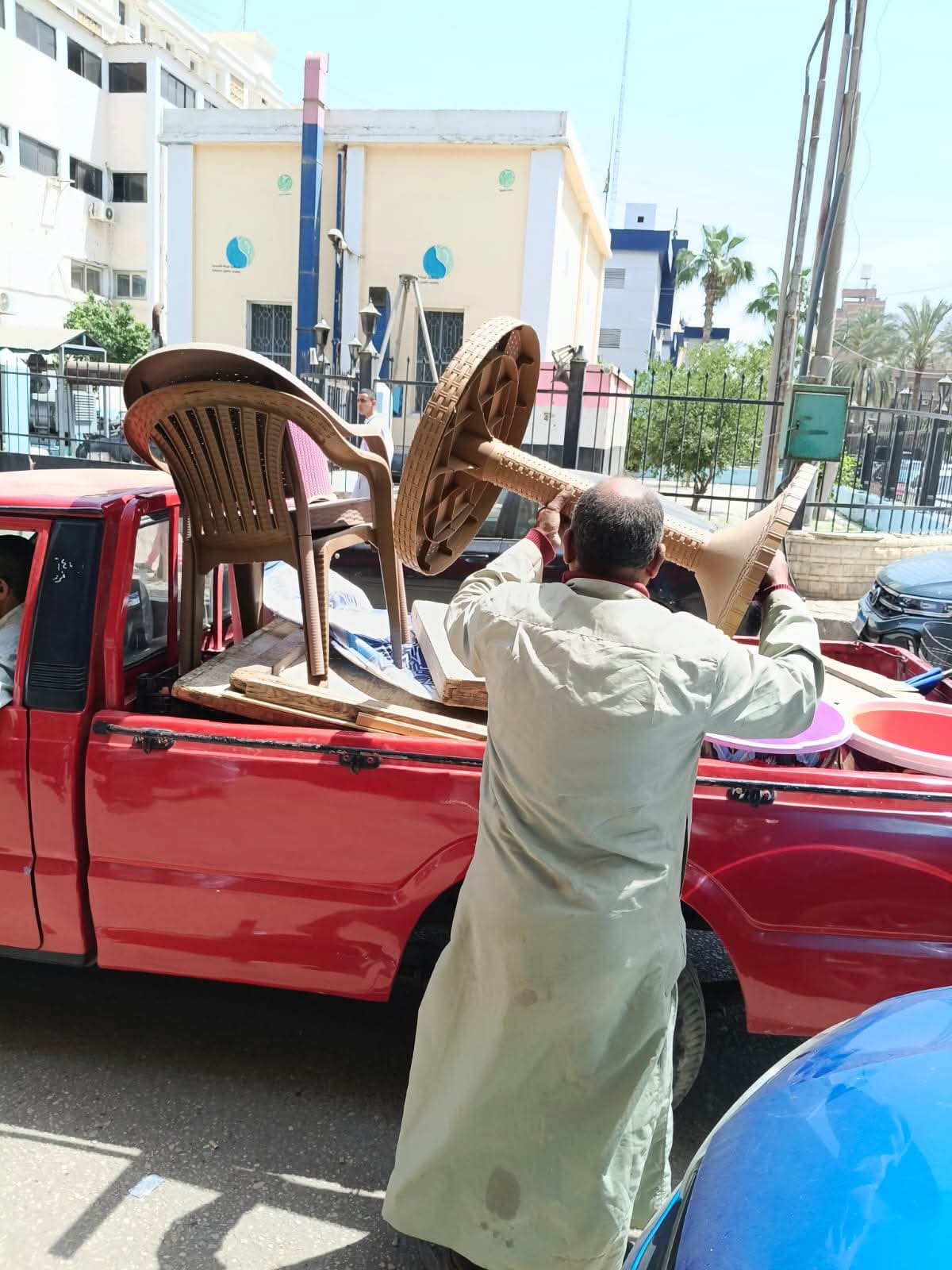 عقب عودته من جولته المفاجئة محافظ المنوفية يأمر رئيس حي غرب بشن حملة عاجلة لرفع كافة الإشغالات المتواجدة بشارع حتحوت بدءً من مزلقان العبور