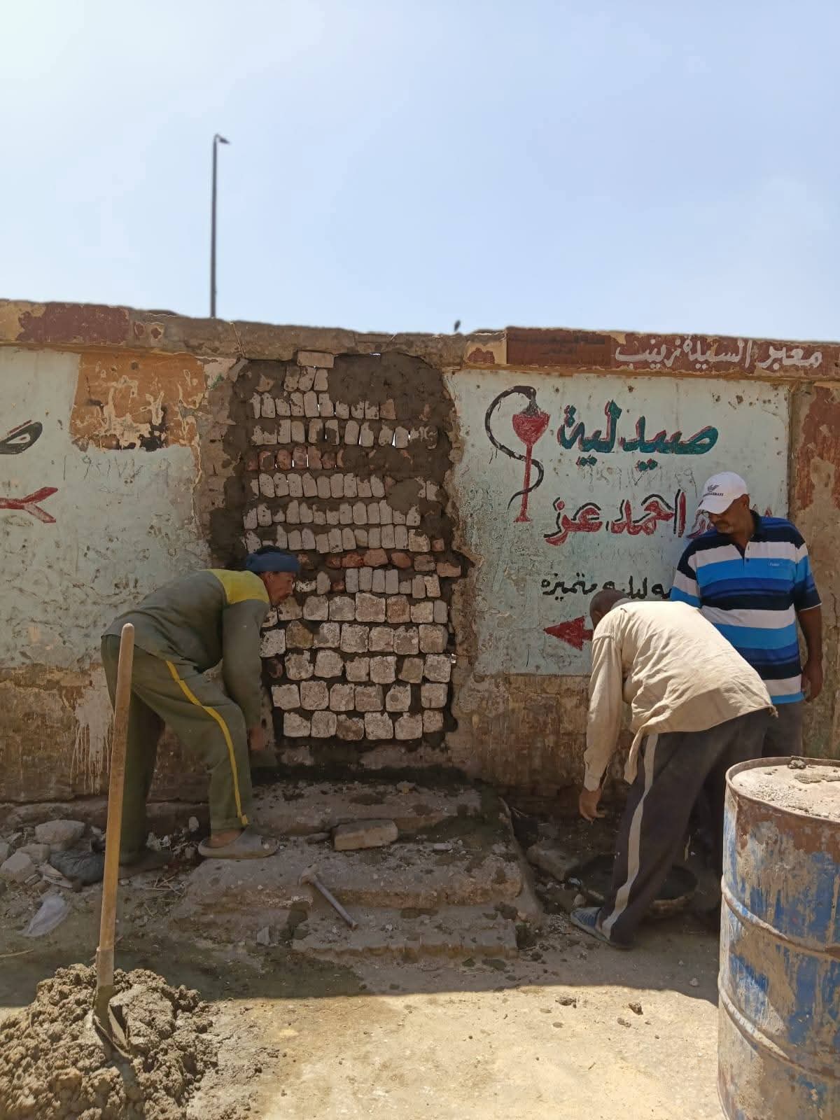 غلق منفذ غير شرعي لعبور المشاة على السكة الحديد بمنطقة حي وسط بمدينة الأقصر 