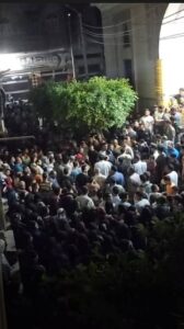 اتشحت بالسواد..أهالى قرية محلة إنجاق بشربين بالدقهلية أثناء تشييع جثمان الشهداء الثلاثة اثر حادث اليم علي طريق جمصه والذي اودي بحياتهم وإصابة آخر