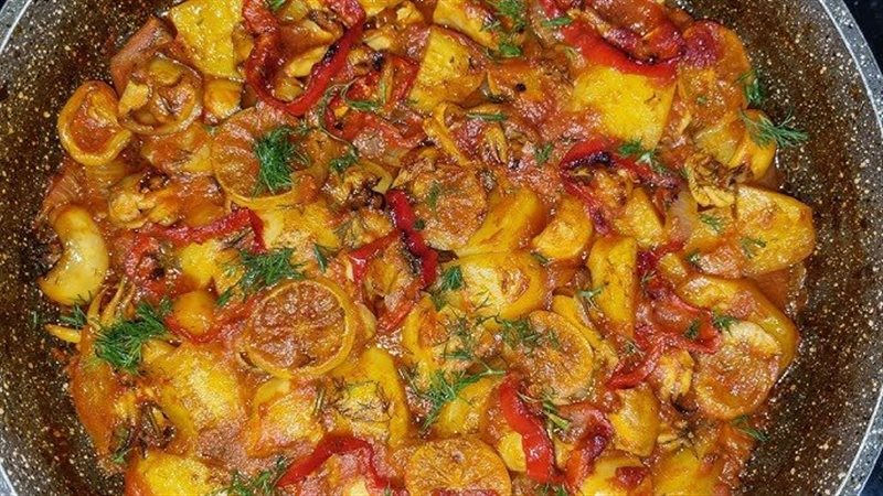 طريقة عمل طاجن السيبيا بالخضار في الفرن.. وصفة بحرية شهية ومغذية