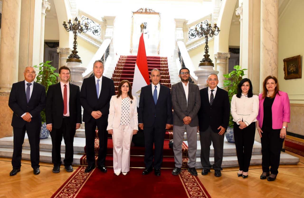 وزير الخارجية يلتقي الوفد الطبي المصري العائد من تنزانيا وكينيا