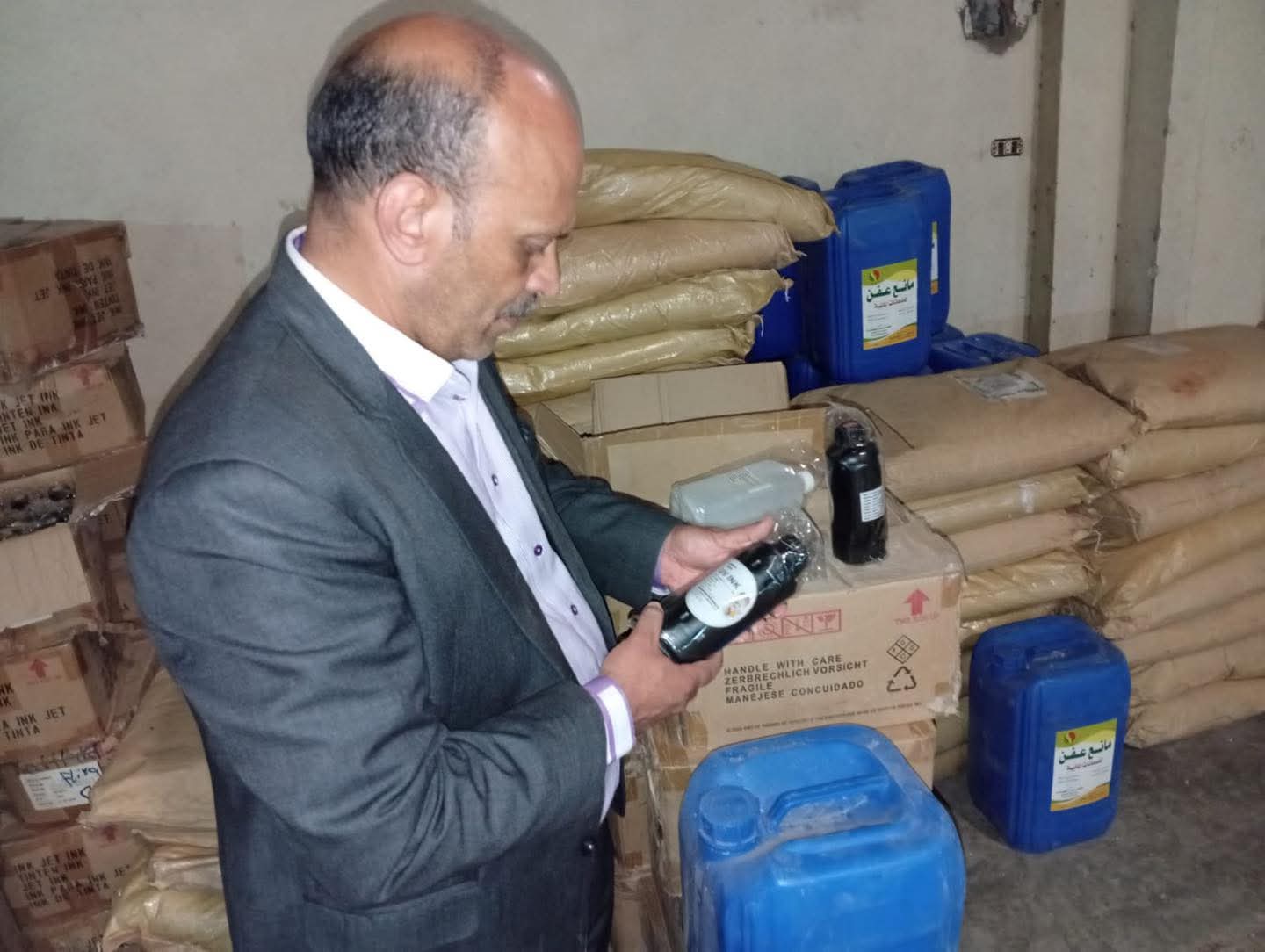 ضربة تموينية موجعة في الغربية.. ضبط مخزن سري بطنطا بداخله 2.5 طن مستلزمات دهانات وأحبار منتهية الصلاحية قبل طرحها بالأسواق