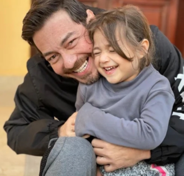 أحمد زاهر يكشف معاناته مع مرض ابنته نور: كنت بموت وألوم نفسي بسبب المرض الوراثي