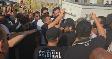 نجوم الفن يودعون والد تامر حسني في جنازة مهيبة بحضور واسع