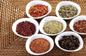 تعرف على أسعار الزيوت والأعلاف والحبوب اليوم. ارتفاع زيت الذرة وعباد الشمس والردة وتراجع الصويا