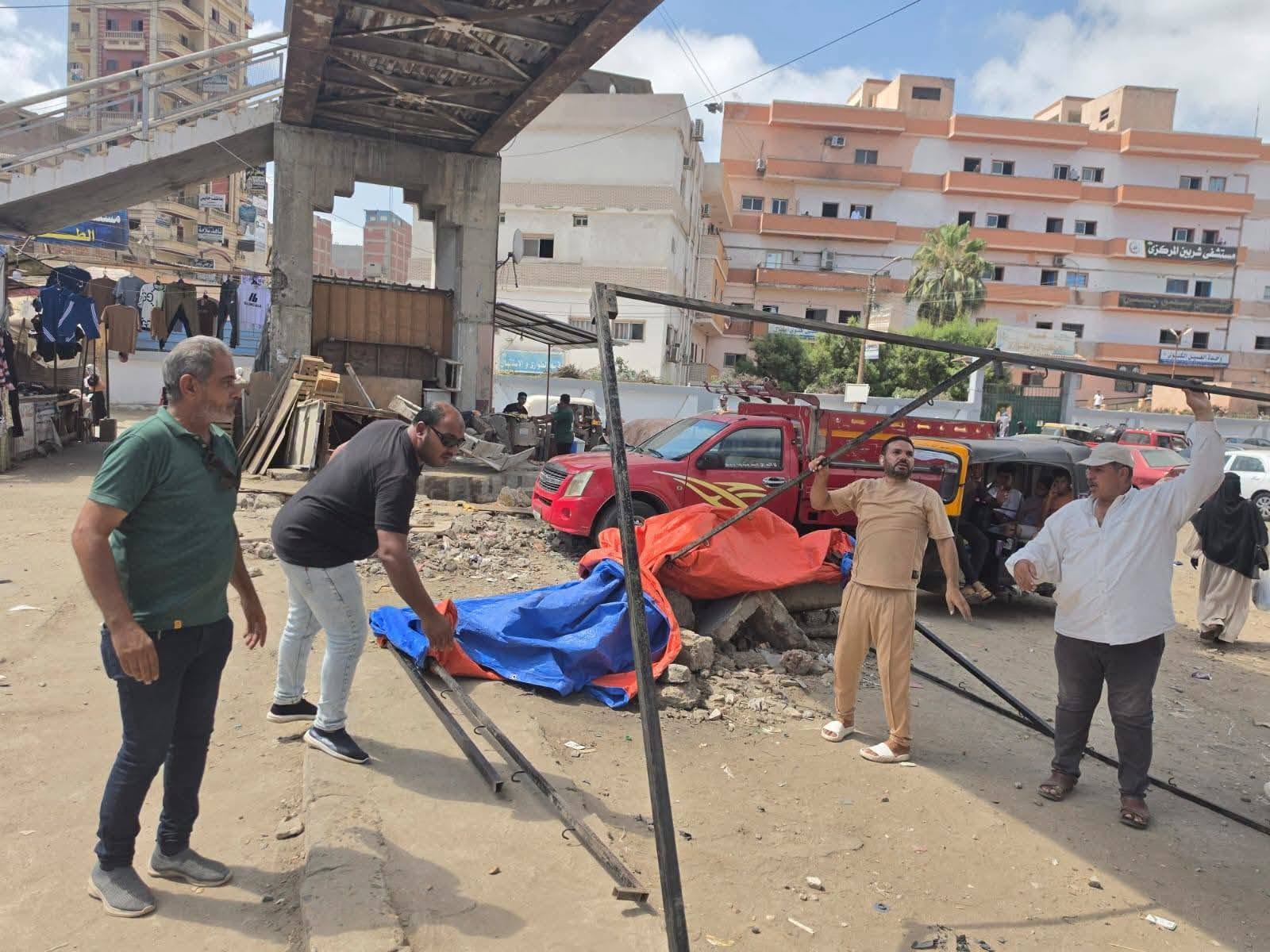 رئيس المركز يتابع حملة رفع إشغالات الباعة الجائلين بمدخل مدينة شربين