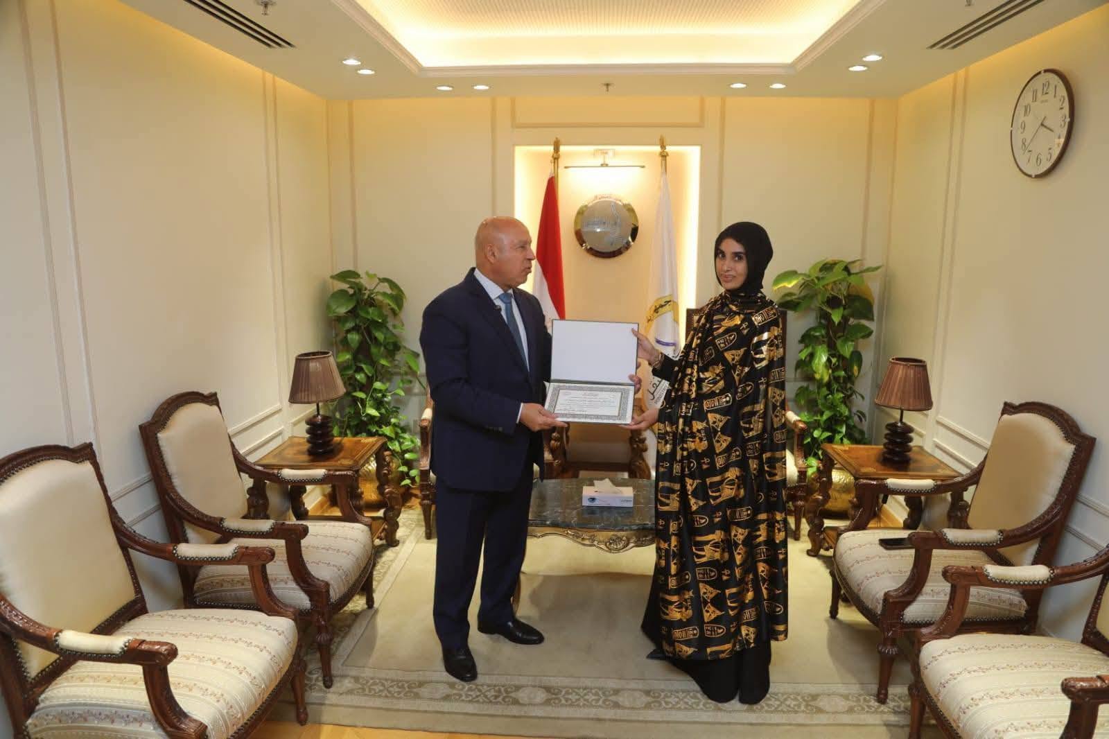 وزير النقل يكرم المواطنة ليلى الأنصاري المقيمة بأسوان تقديرًا لموقفها الوطني المشرف في التصدي لرشق أحد قطارات السكك الحديدية بالحجارة