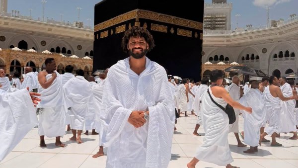 محمد النني يشارك جمهوره لحظة روحانية من أمام الكعبة أثناء أداء العمرة