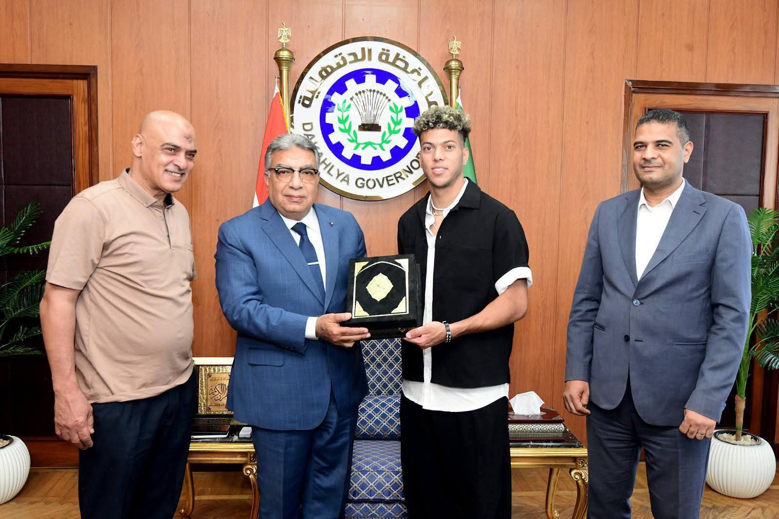 .محافظ الدقهلية يستقبل نجم المنتخب الوطني اللاعب إمام عاشور ويهديه درع المحافظة تقديراً لتألقه في بطولة كأس العالم