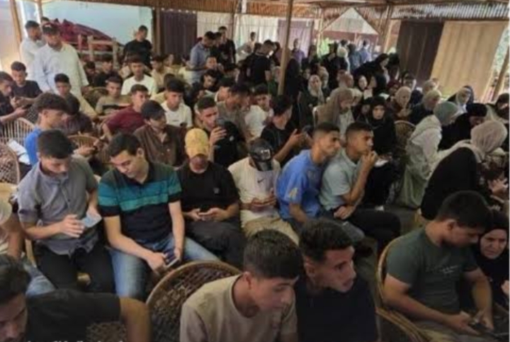 انتظار نتائج التوجيهي بين تفاؤل الضفة وقلق غزة بعد عام دراسي قاسٍ