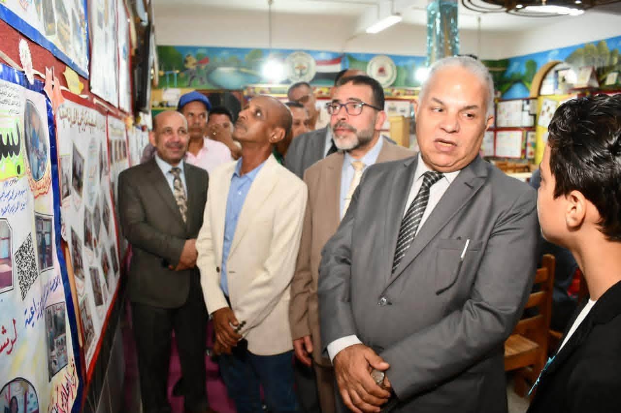 مدير تعليم الدقهلية يفتتح معرض الصحافة بمدرسة شريف القماش الثانوية الصناعية العسكرية ويشيد بدور الصحافة المدرسية في بناء شخصية الطالب