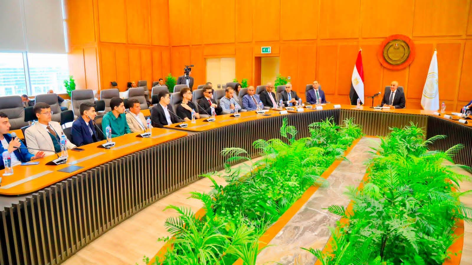 وزير التربية والتعليم يكرم أوائل الثانوية العامة للعام الدراسي 2025 / 2026 تقديرا لتفوقهم العلمي وتميزهم