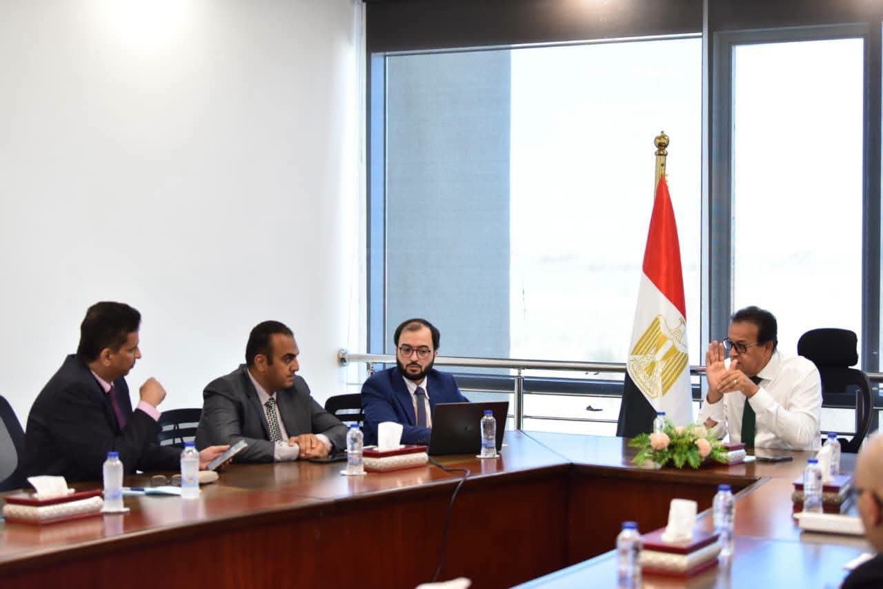 وزير الصحة يبحث مقترح شراكة لإدارة وتشغيل مركز المعايرة والاختبار بمعهد ناصر