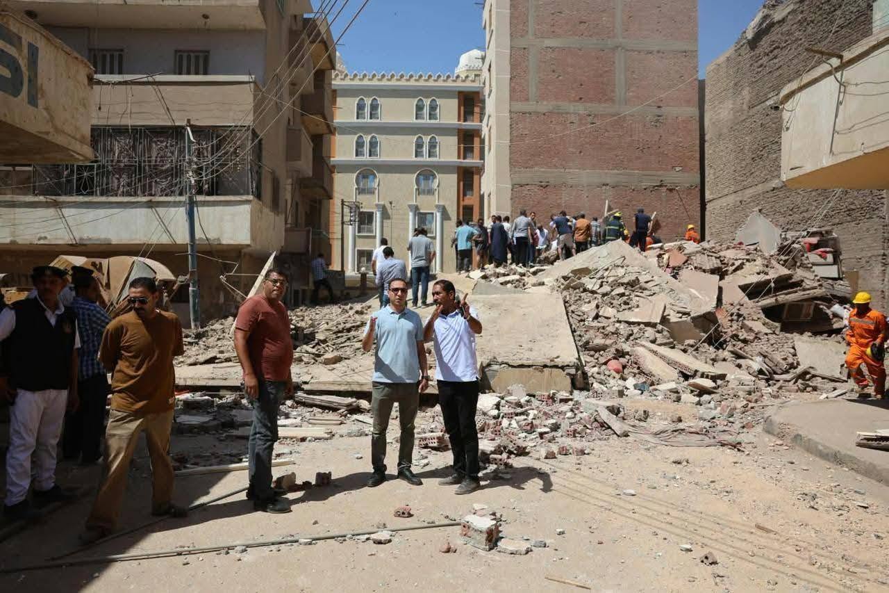 محافظ المنيا يتابع حادث انهيار منزل من 4 طوابق بعزبة شاهين ونائب المحافظ على رأس فرق الإنقاذ بالموقع